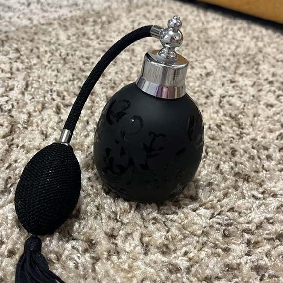 Elegant Black Perfume Atomizer with Tassel - Picture 2 of 6